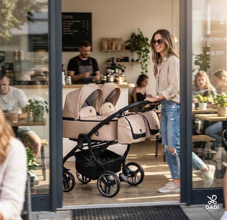 Mama z wózkiem dla bliźniąt Junama Duo V3 w kawiarni mieszczący się w drzwi.